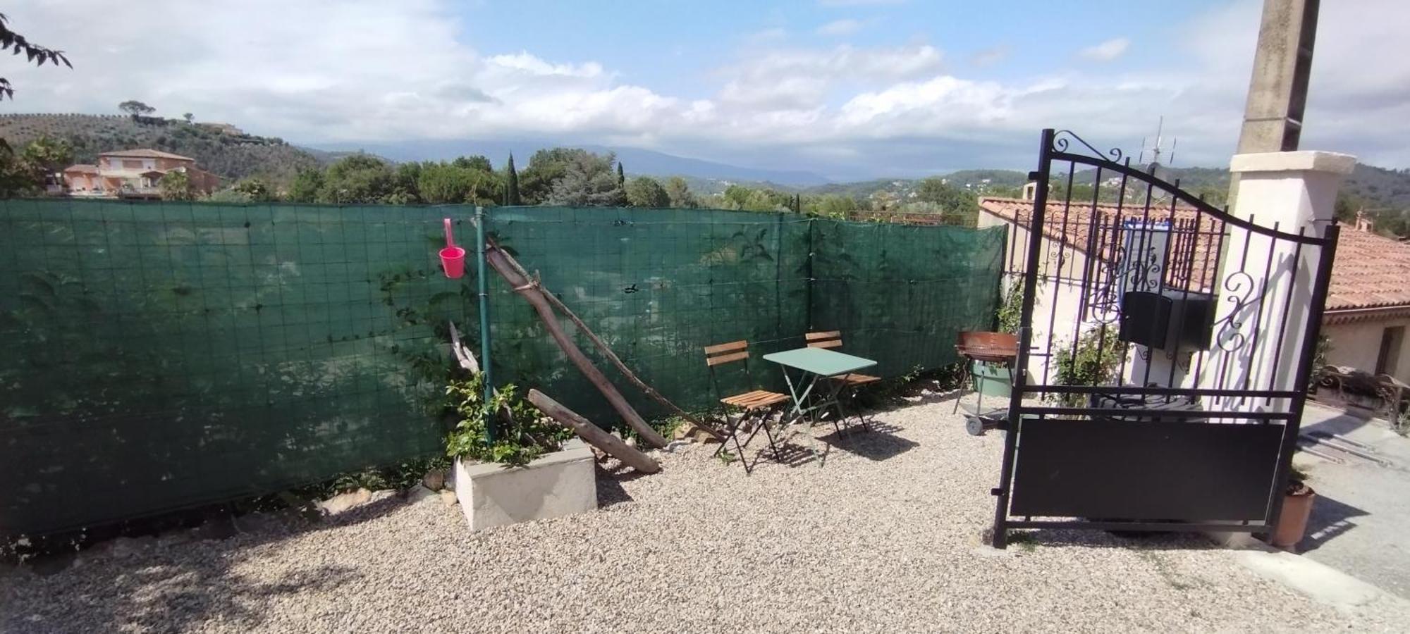 Indépendant Dans Màs Provençal Pégomas